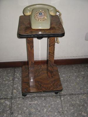 Mesita y teléfono vintages