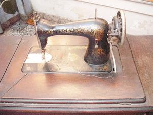 Máquina de coser SINGER antigua a pedalera.Muy buen estado.