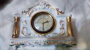 reloj importante -al dorado y porcelana con sello-