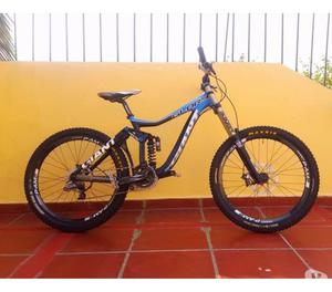 Bicicleta DH Giant glory