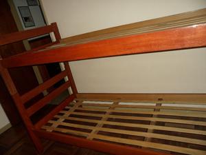 cama cucheta, desmontable, madera maciza. lustre cedro.