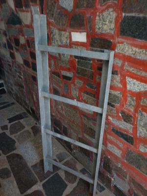 escalera de metal cuatro escalones