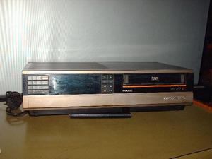 una casetera para cassette antigua marca grundi