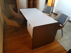 Mesa escritorio con sillas