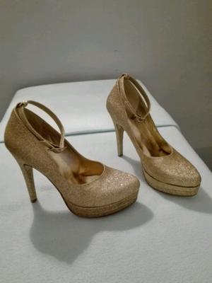 Zapatos de fiesta dorados 