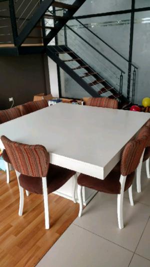 Hermosa mesa laqueada blanca