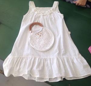 Hermoso vestido de nena con cartera