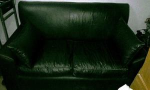 Sofa 2 cuerpos en buen estado de cuero negro ecológico,con