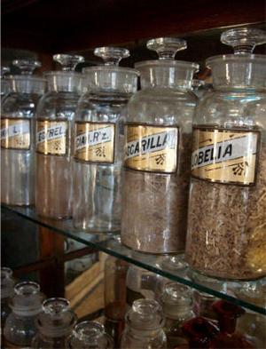antiguos y originales frascos de farmacia