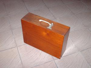 una valija en madera de cedro laquiada en muy buen estado