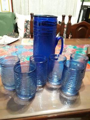 6 vasos azules hermosos con la jarra azul