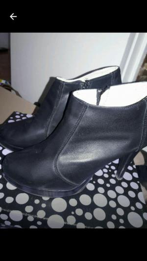 Botineta color negro talle 37