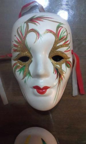 Hermosas máscaras de porcelana para colgar