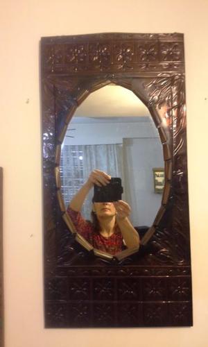 Hermoso espejo retro con marco de cobre repujado