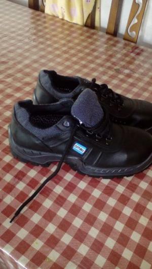 Zapato de seguridad marca ombu