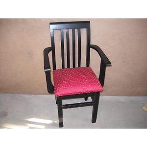 silla con apoyabrazos de guatambu tapizada en talampaya