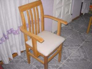 silla de madera dura con apoyabrazos tapizada en talampaya