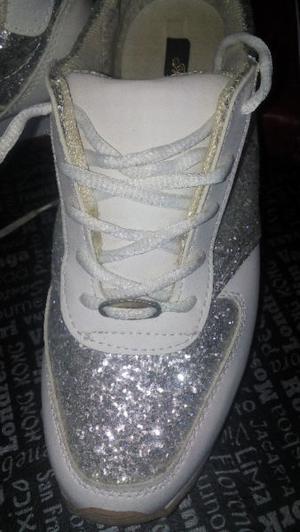 vendo zapatillas blancas con glitter plata. sin uso, Numero