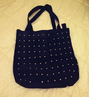 Cartera cuero negra con tachas redondas