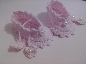 Fino zapatito para beba con perlas. crochet. Babyshower