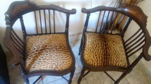 Par de sillas esquineras del siglo 19 con leopardo.