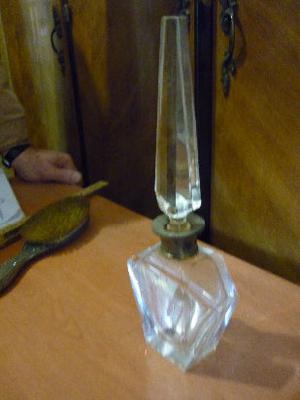 perfumero antiguo de cristal con tapón. boca de metal