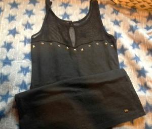 vestido negro con tachas