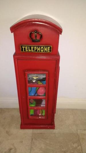 Cabina telefónica con estantes de vidrios