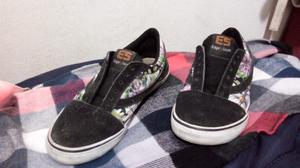 Zapatillas negras con Flores 37'