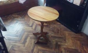 Mesa de madera blanda.