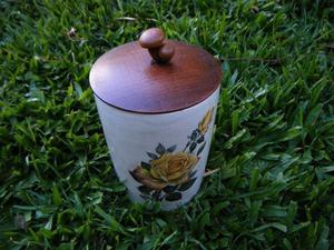 vendo recipiente de ceramica con tapa de madera vintage