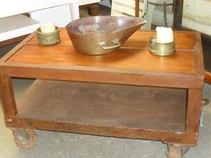 Mesa ratona de hierro y madera con ruedas