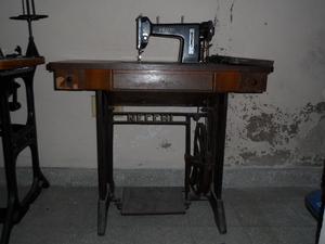 Máquina de coser Necchi original.