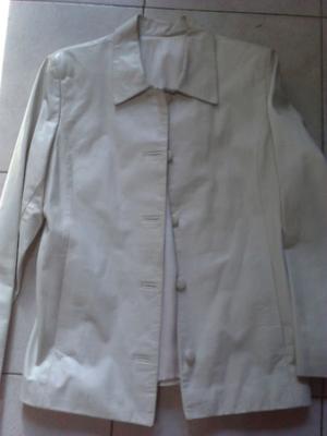 VENDO CAMPERA DE CUERO DE MUJER BLANCA, TALLE M