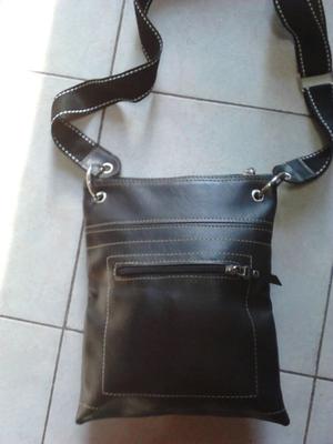 VENDO MORRAL NEGRO DE CUERO CON BOLSILLO EXTERNO Y FORRADO