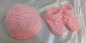 ESCARPINES ROSA BEBA CON GORRO TEJIDOS AL CROCHET