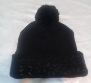 GORRO LANA NEGRO CON POMPON