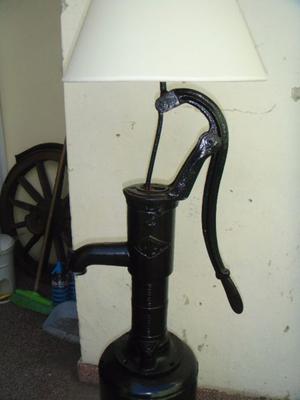 Lámpara bomba de agua pie de molino con pantalla