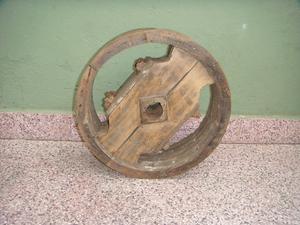 Polea o rueda de madera-De una vieja carpintería