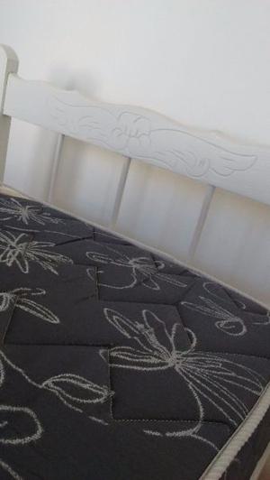 Cama de 1 Plaza, pintada de blanco.