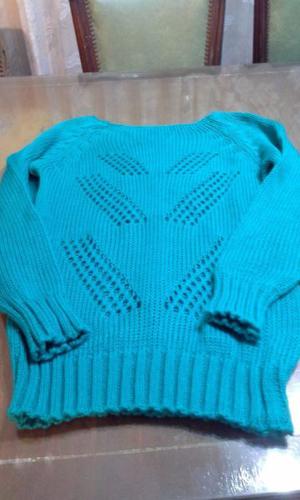 Hermoso sweater verde de lana, tejido abierto con calado