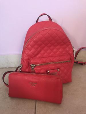 Mochila guess original con billetera rosa en conjunto