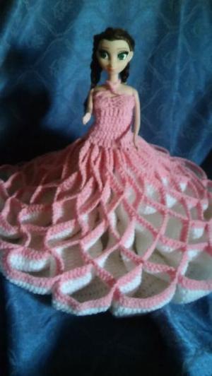 Muñeca con vestido tejido al crochet