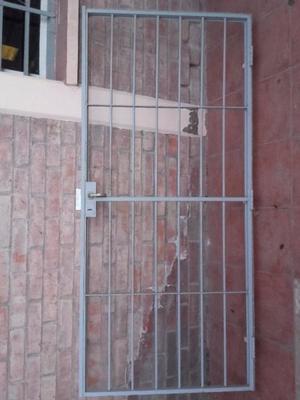 Puerta de rejas con marco. Alto 2 mts, ancho 90 cm