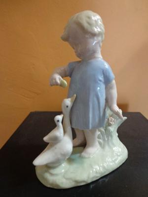 VENDO FIGURA PORCELANA NIÑO