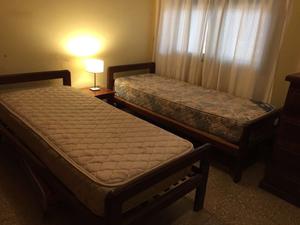 Vendo camas (con colchón) y mueble algarrobo