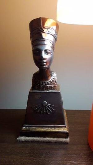 pisa papeles Nefertiti bronce egiptio