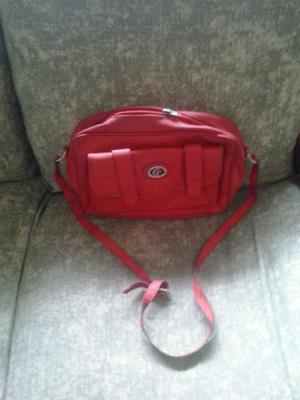 Cartera roja chica.