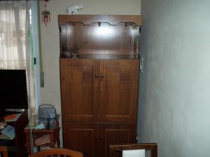 Mueble aparador enchapado en cedro excelente estado