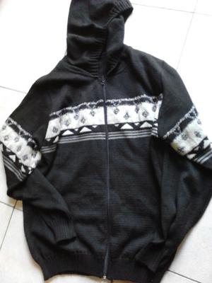 VENDO CAMPERA DE LANA CON CAPUCHA NEGRA Y GUARDA EN BLANCO Y